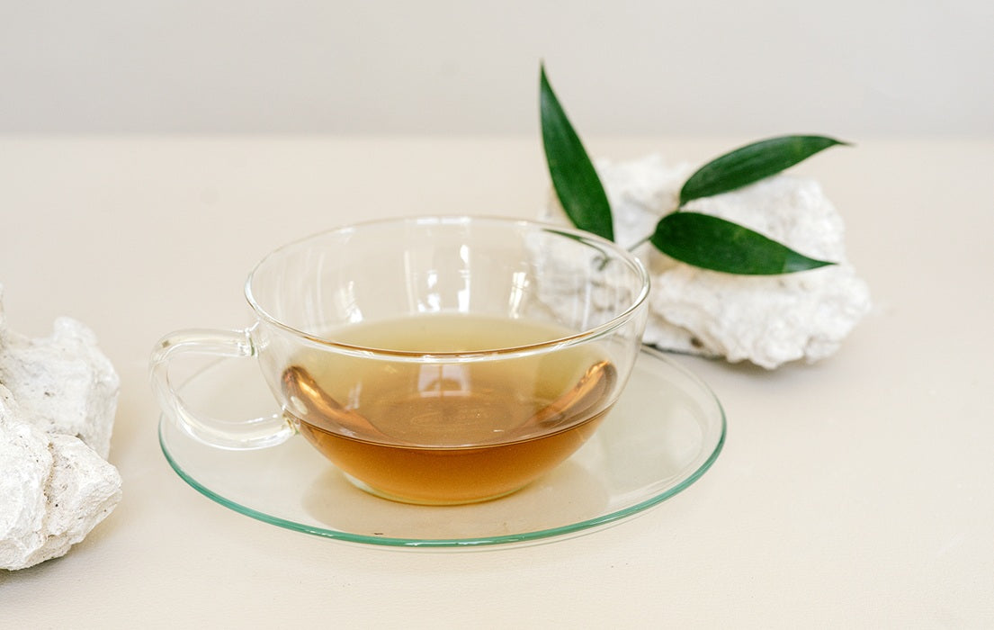 Brennnesseltee in Glastasse: Gut für Hautbild & Entzündungen